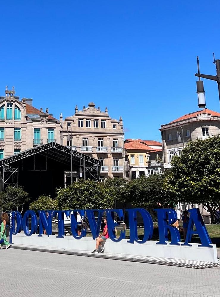Letreiro de Pontevedra xunto á Praza da Ferrería, na cidade de Pontevedra / Europa Press