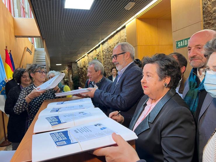 Entrega de case 16.000 firmas para avalar a iniciativa lexislativa popular para restaurar o texto fidedigno do Himno de Galicia / Europa Press