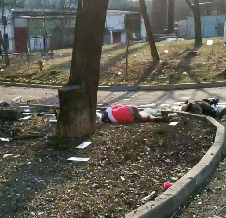 Fotograma do vídeo filmado por Denís Budnikov no seu barrio durante un ataque ruso en Mariupol que asasinou a varias persoas  