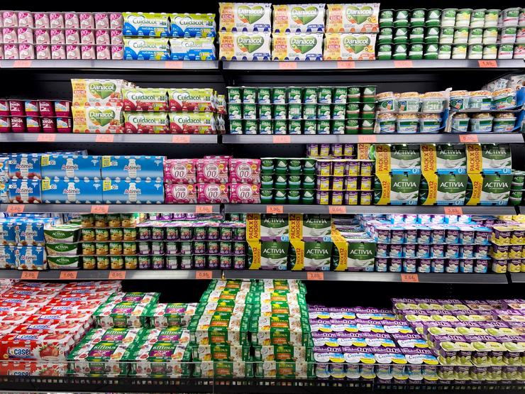 Sección de iogures e lácteos nun supermercado de Madrid 