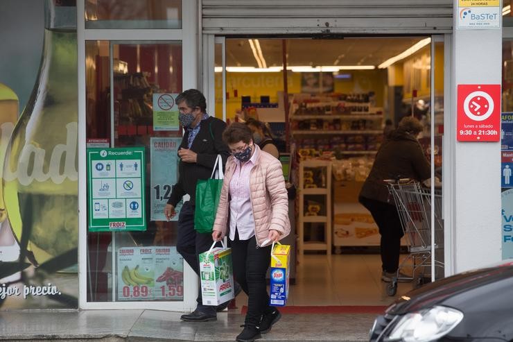 Unha muller compra nun supermercado en Lugo