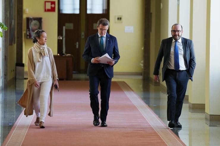 Feijóo con Mar Sánchez e Álvaro López, nos corredores da Cámara galega / Álvaro Ballesteros - Europa Press
