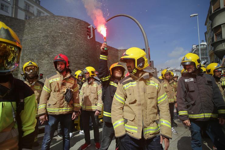 Un grupo de bombeiros de consorcios provinciais durante unha protesta ante a sede da Xunta 