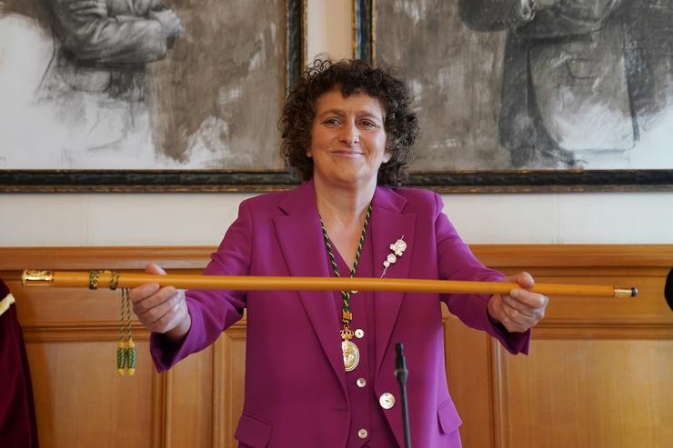 A alcaldesa de Santiago, Goretti Sanmartín (BNG), mostra o bastón de mando na sesión de constitución do Concello de Santiago de Compostela 