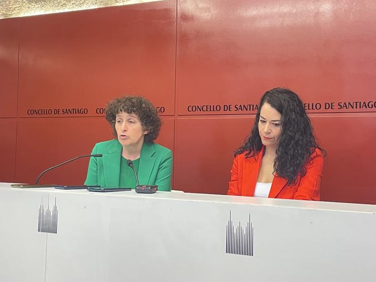 A alcaldesa de Santiago, Goretti Sanmartín, e a tenienta de alcaldesa, María Rozas, en rolda de prensa. 