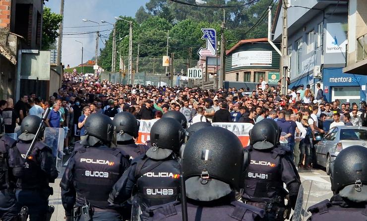 Miles de traballadores do Metal, en folga por un 'convenio digno', nas inmediacións do Ifevi de Vigo, ante un forte dispositivo policial 