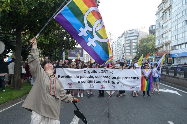 Varias persoas suxeitan unha pancarta durante unha manifestación polo Orgullo LGTBI+ na Coruña /  M. Dylan - Europa Press 