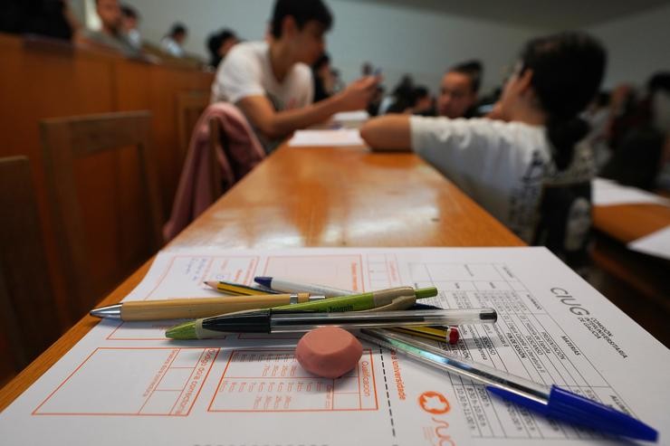 Bolígrafos e lapis o día que comezan as probas de acceso á universidade 2023, na facultade de Ciencias da Comunicación da Universidade de Santiago de Compostela