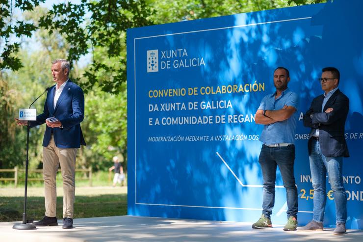 O presidente da Xunta, Alfonso Rueda,  acompañado polo conselleiro de Medio Rural, José González, agarraches á firma dun convenio coa Comunidade de regadoras 'Nova Limia'. DAVID CABEZON @ XUNTA
