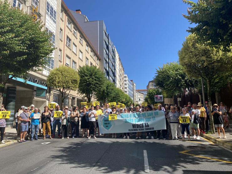 Manifestación dos veciños de Corrubedo ante o Parlamento de Galicia 