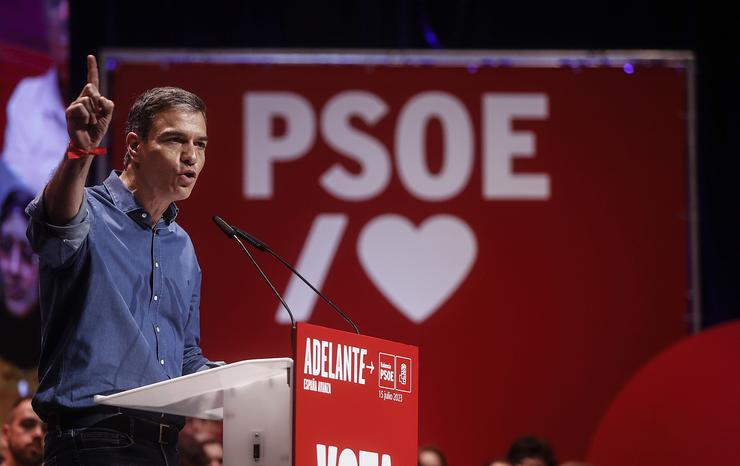 O secretario xeral do PSOE e presidente do Goberno de España, e candidato á reelección, Pedro Sánchez, intervén durante un mitin electoral 