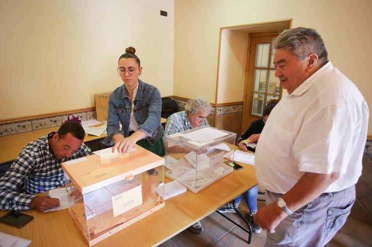 Unha persoa exerce o seu dereito a voto durante as eleccións xerais 
