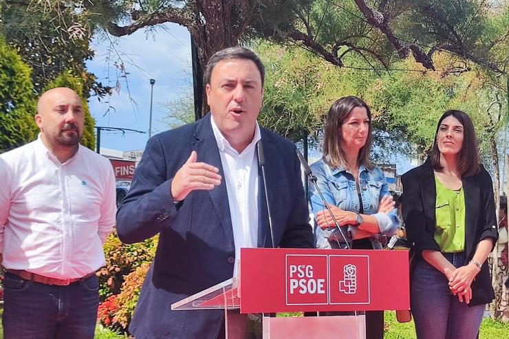 O secretario xeral do PSdeG, Valentín Formoso, intervén na ofrenda floral a Castelao dos socialistas galegos polo Día Nacional de Galicia. PSDEG 