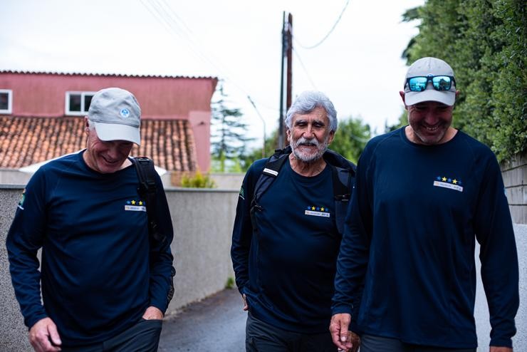 Os tripulantes do Bribón á saída de casa de Pedro Campos, a 28 de xullo de 2023, en Sanxenxo, Pontevedra, Galicia (España).. Elena Fernández - Europa Press / Europa Press