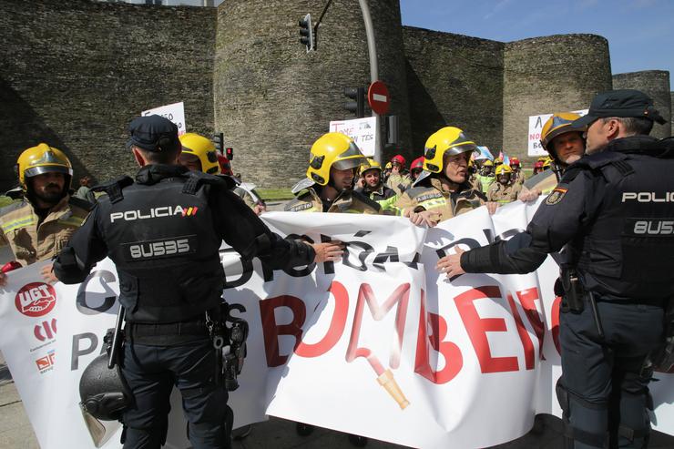 Protesta de bombeiros de consorcios provinciais/Carlos Castro - Europa Press