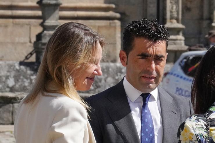 A candidata do PP en Vigo, Marta Fernández-Tapias e o presidente da Deputación de POntevedra, Luis López (c) 