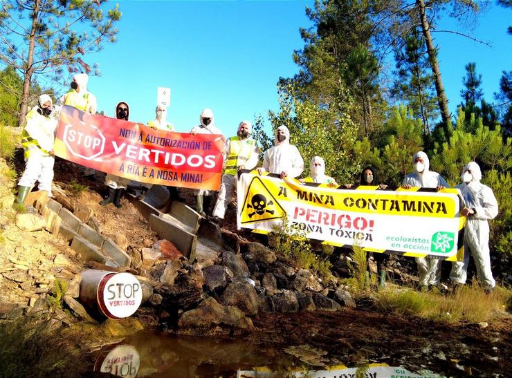 Integrantes de Ecoloxistas en Acción taponan unha das tubaxes da mina de san Fins 