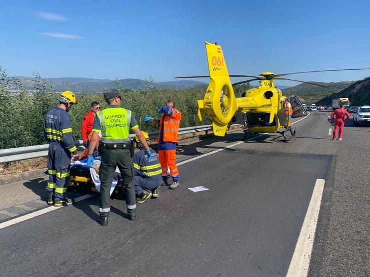 Mobilizan o helicóptero para evacuar aos feridos dun choque entre un camión e unha furgoneta en Ourense. GARDA CIVIL DE OURENSE 