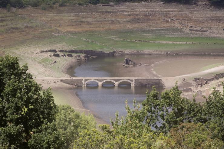 Encoro de Belesar, no Río Miño, deixa ver restos habitualmente tapados pola auga / Carlos Castro / Europa Press