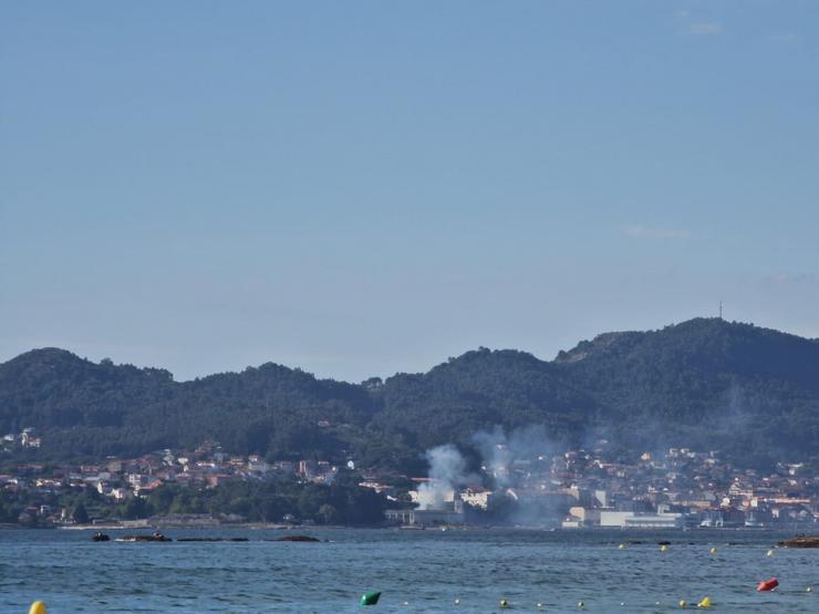 Incendio na contorna da antiga conserveira de Massó, en Cangas (Pontevedra), visto desde Vigo.