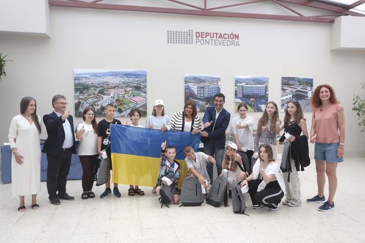 O presidente da Deputación de Pontevedra, Luis López, visitou este martes a un grupo de dez menores ucraínos que pasarán o mes de agosto nun campamento nas instalacións da Cidade Infantil Príncipe Felipe /  DEPUTACIÓN PONTEVEDRA 