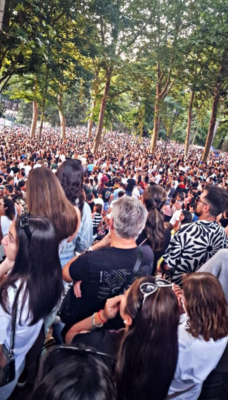 Público de Castrelos, en Vigo, agardando a David Guetta 