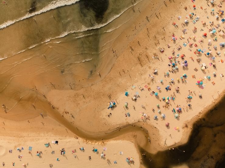 Imaxe aérea da praia de Panxón, a 22 de agosto de 2023, en Nigrán, Pontevedra, Galicia (España). A Xunta activou onte, 21 de agosto, a alerta por un episodio de calor esta semana, que se corresponde coa cuarta onda de calor do verán en España. En. Agostime - Europa Press 