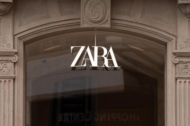 Unha tenda da franquía Zara en Barcelona, a 7 de agosto de 2023, en Barcelona, Catalunya (España). Zara é unha cadea de moda española de Arteijo (A Coruña), España. Pertencente ao grupo Inditex, foi fundada por Amancio Ortega e Rosalía Mera.. David Zorrakino - Europa Press 
