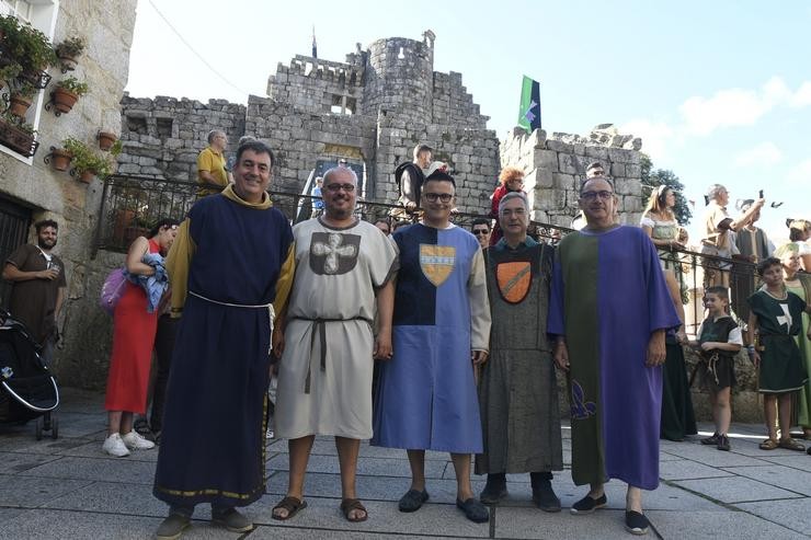Os conselleiros de Cultura, Román Rodríguez, e de Medio Rural, José González, participan na Festa dá Istoria. XUNTA DE GALICIA 