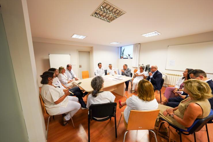O conselleiro de Sanidade, Xullo García Comesaña, visita o centro de saúde de Lavadores (Pontevedra), con máis de 17.000 consultas realizadas este verán. XUNTA DE GALICIA 