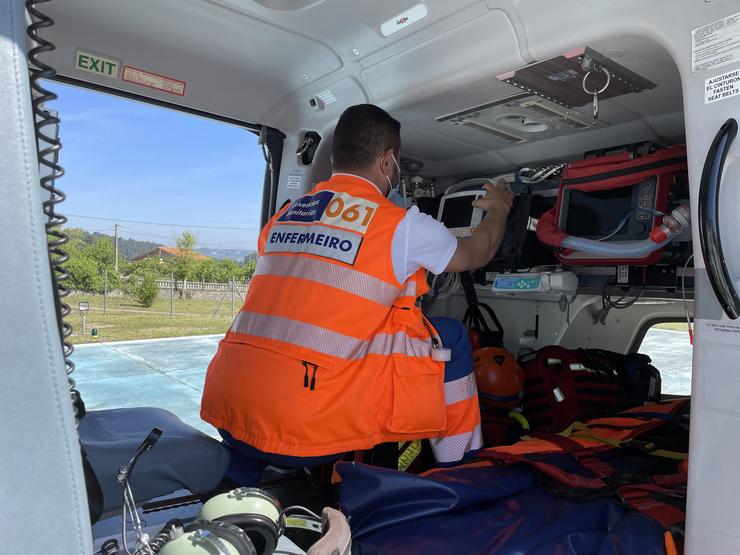 Un enfermeiro nun dos helicópteros medicalizados de Urxencias Sanitarias 061 Galicia que acudiu a un accidente 