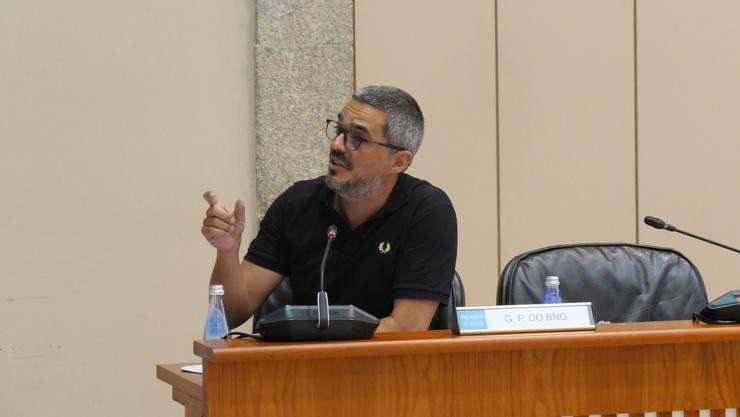 O deputado do BNG Daniel Pérez intervén nunha comisión parlamentaria 