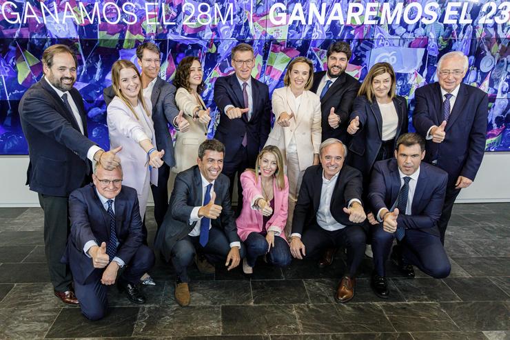 Foto de familia dos membros do PP á súa chegada á Xunta Directiva do PP, na sede de Xénova, a 30 de maio de 2023, en Madrid 