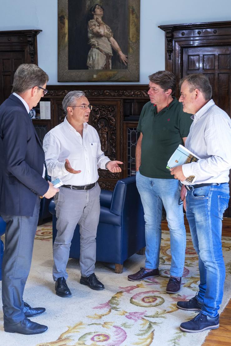 Reunión de Luís Menor (Presidente da Deputación de Ourense) con Amador Díaz Penín (alcalde de Xinzo de Limia), acompañado de Antonio Fernández Veiga e Carlos Gómez Salgado (de Xinzo De Limia) 