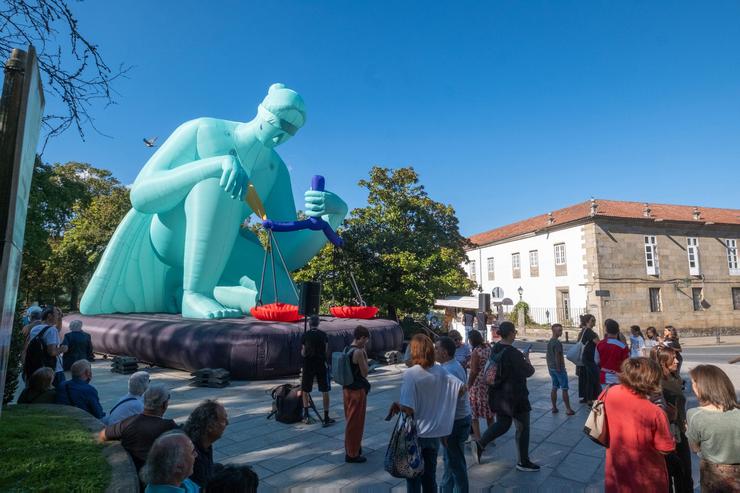 Activistas reclaman cunha estatua xigante en Santiago aos gobernos que esixan ás empresas compromisos 'reais' cos dereitos humanos 