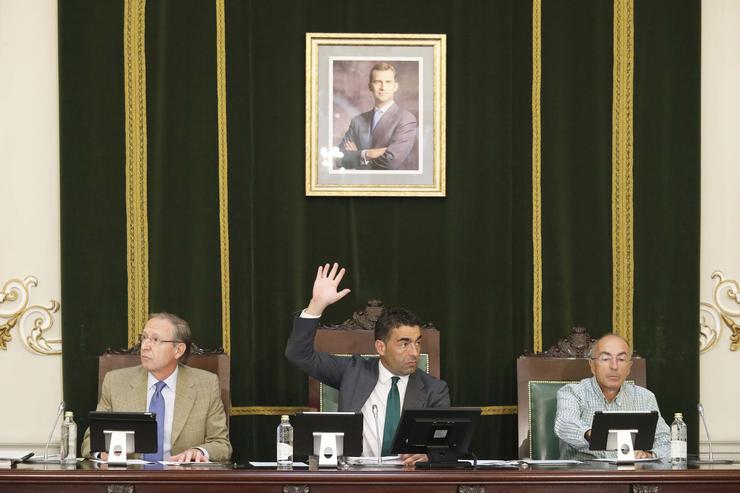 O presidente da Deputación de Pontevedra, Luís López, vota no pleno provincial.. DEPUTACIÓN DE PONTEVEDRA 