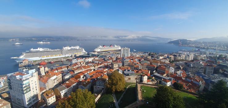 Foto do peirao de cruceiros e peirao comercial do porto de Vigo, na xornada do 19 de setembro de 2023, cando por primeira na súa historia produciuse a escala simultánea de 5 cruceiros, con 15.000 persoas a bordo 