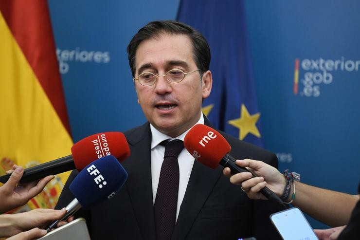 O ministro de Asuntos Exteriores, Unión Europea e Cooperación en funcións, José Manuel Albares, ofrece declaracións aos medios 