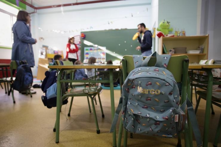 Un profesor dá clase a un grupo de alumnos o día que arrinca o curso escolar en Galicia, no CEIP Eduardo Cela Vila de Triacastela 