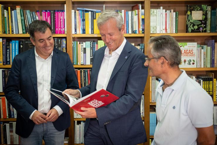 O presidente da Xunta, Alfonso Rueda, acompañado do conselleiro de Cultura, Educación, Formación Profesional e Universidades, Román Rodríguez, visita a libraría Gallaecia Liber, en Santiago de Compostela 