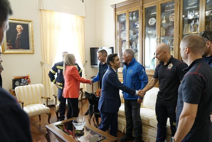 O alcalde de Ferrol, José Manuel Rey Varela, recibe aos bombeiros que foron a Libia recentemente en procura de persoas 
