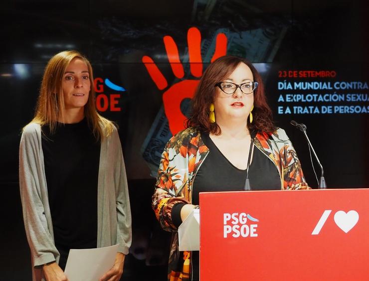 A secretaria de Igualdade do PSdeG, Silvia Fraga, e a portavoz socialista de Igualdade no Parlamento, Noa Díaz, en rolda de prensa 