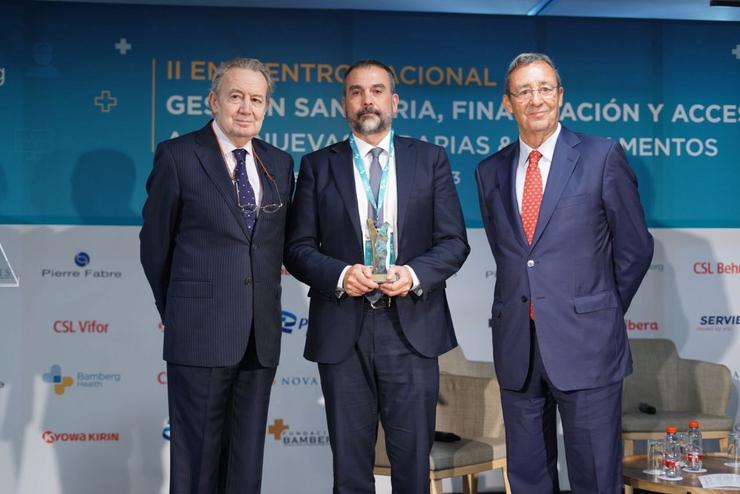 O director xeral de Asistencia Sanitaria do Sergas, Jorge Aboal Viñas, recolle o premio á excelencia do sistema sanitario. XUNTA 