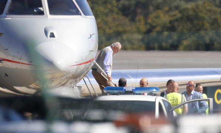 O Rei Juan Carlos I baixando do avión en Vigo 