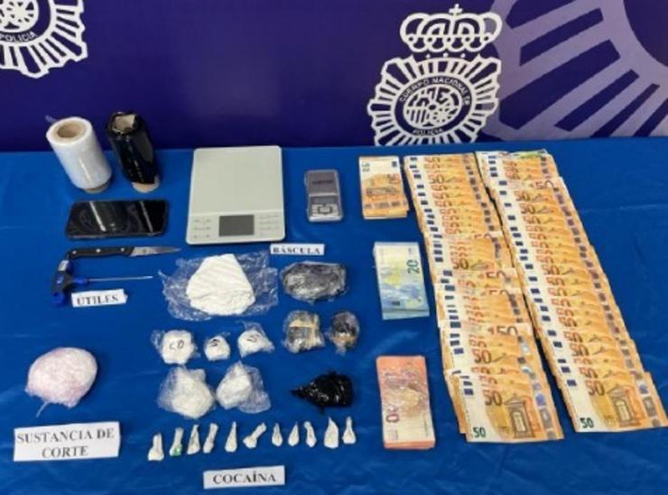 Droga, diñeiro e outros efectos intervidos a dous detidos en Lugo por distribuír cocaína a outros vendedores / POLICÍA NACIONAL