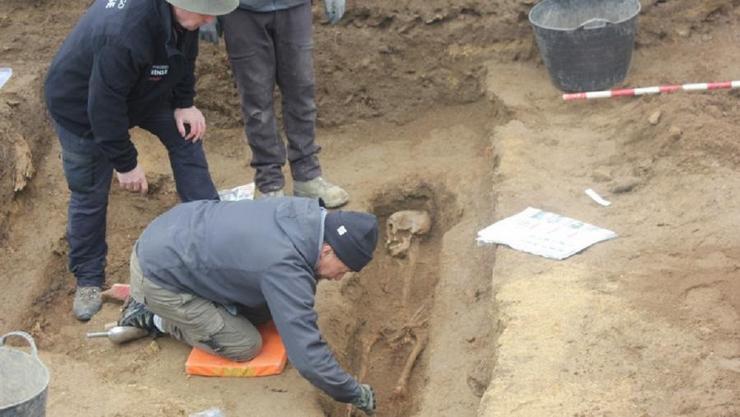 Traballos de exhumación nunha fosa de vítimas do franquismo en Galicia 
