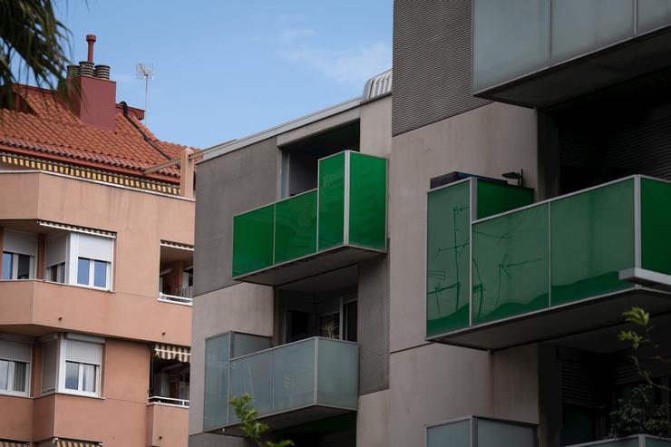 Grupo de vivendas nun edificio, algunhas en aluguer / David Zorrakino - Arquivo