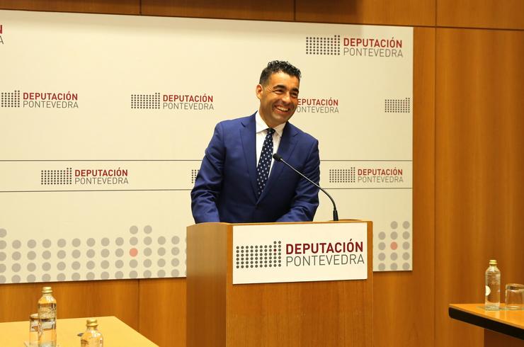 O presidente da Deputación de Pontevedra, Luís López, comparece en rolda de prensa 