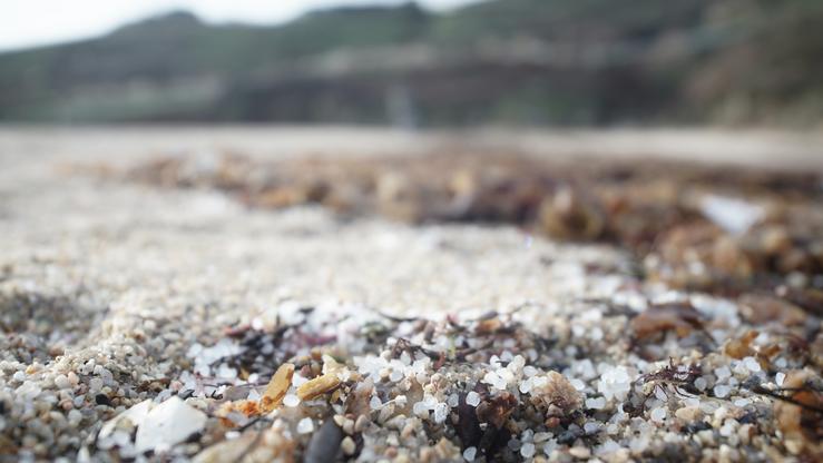 Pellets de plástico na praia de Sabón, a 9 de xaneiro de 2024, na Coruña 