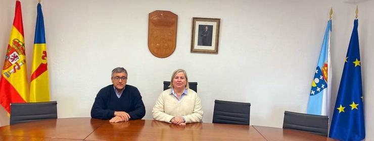 José Manuel Mato, que cesa como alcalde de Paradela para concorrer na candidatura do PP de Lugo ás eleccións autonómicas do 18 de febreiro de 2024, e Montserrat Mulet, que o substitúe á fronte da Alcaldía / PP DE LUGO